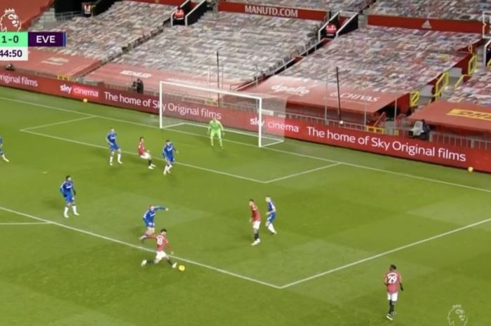 Gelandang Manchester United, Bruno Fernandes, mencetak gol ke gawang Everton dalam laga Liga Inggris di Stadion Old Trafford, Sabtu (6/2/2021).