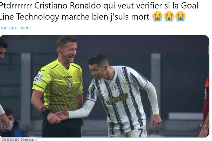 Sebuah video menunjukkan Cristiano Ronaldo yang harus mengecek alat di tangan wasit karena tidak percaya dengan teknologi garis gawang, pada laga Juventus Vs AS Roma.