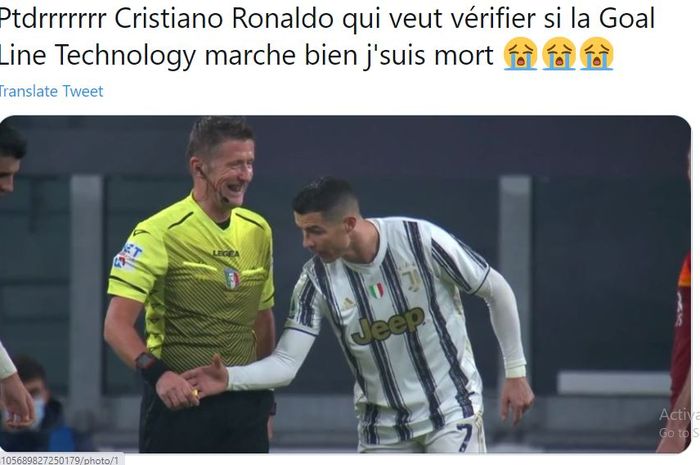 Sebuah video menunjukkan Cristiano Ronaldo yang harus mengecek alat di tangan wasit karena tidak percaya dengan teknologi garis gawang, pada laga Juventus Vs AS Roma.