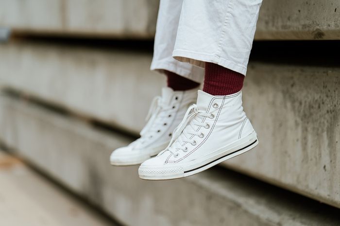 Sepatu Putih Mudah Kotor, Coba Cara Ini untuk Membersihkan Sepatu Putih