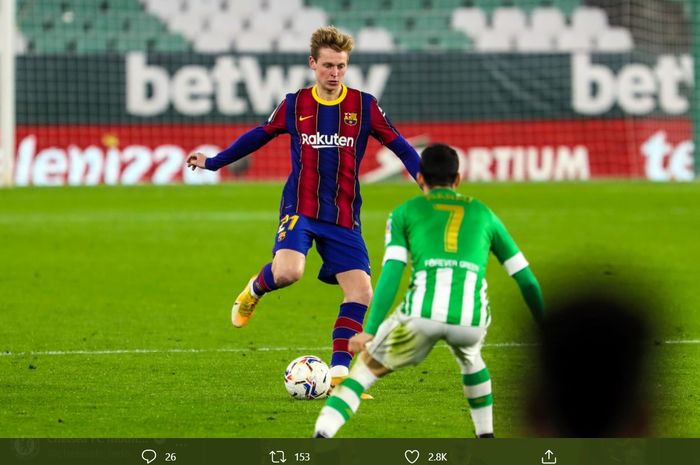 Gelandang tengah Barcelona, Frenkie de Jong, berhadapan dengan satu pemain Real Betis pada laga pekan ke-22 Liga Spanyol 2020-2021.