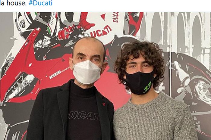 Pembalap Esponsorama Racing, Enea Bastianini (kanan), berpose bersama CEO Ducati, Claudio Domenicalli.