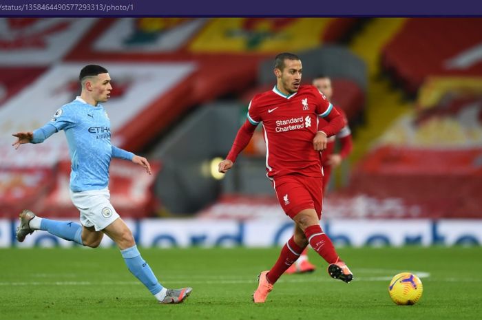 Gelandang Liverpool, Thiago (kanan), menendang bola saat melawan Manchester City dalam laga pekan ke-23 Liga Inggris 2020-2021, Minggu (7/2/2021) pukul 23.30 WIB, di Stadion Anfield