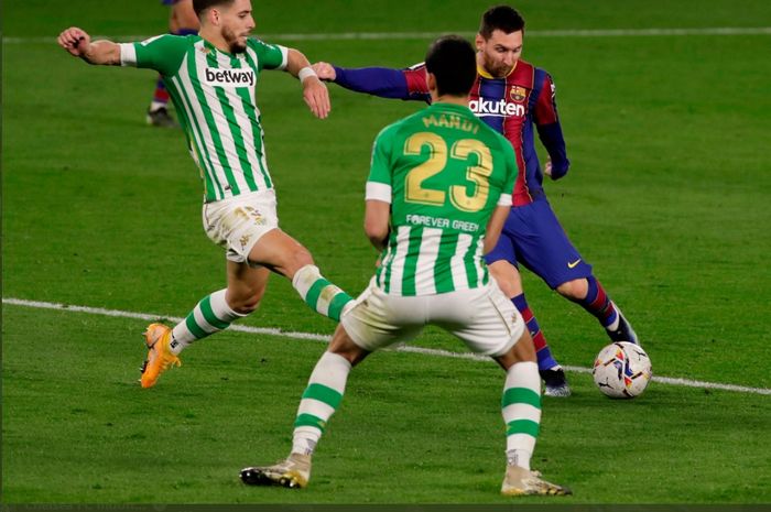 Momen penyerang Barcelona, Lionel Messi mencetak gol ke gawang Real Betis pada laga ke-22 Liga Spanyol 2020-2021.