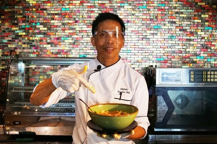 Executive Chef Salihin of Novotel Tangerang shows a bowl of Laksa Tangerang, his siganture dish.