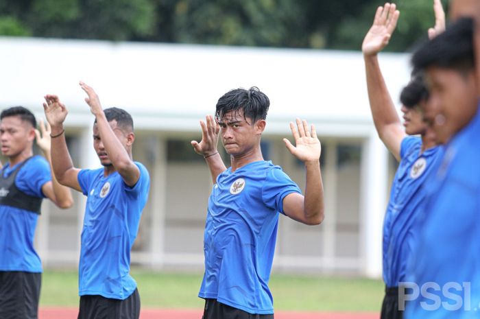Para pemain muda yang ikut dalam TC timnas U-22 Indonesia, di Stadion Madya, Jakarta, Selasa (9/2/2021).