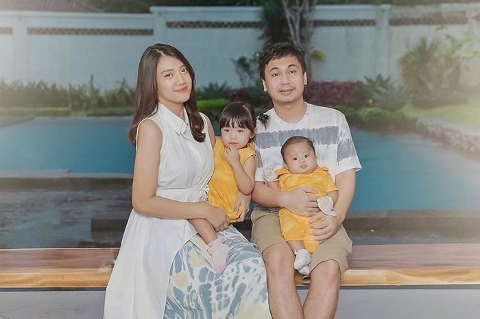 Raditya Dika Pamerkan Muka Serius Anak Keduanya yang Lagi Dipijat Siapa