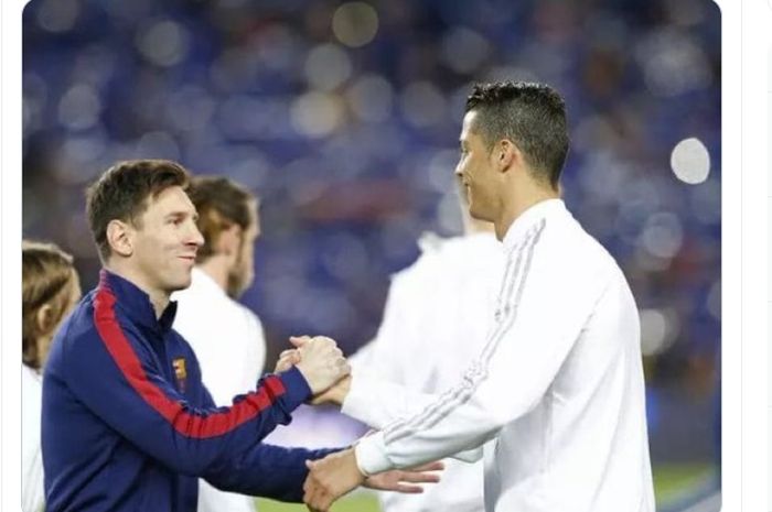 Momen ketika Lionel Messi (kanan) bersalaman dengan Cristiano Ronaldo dalam sebuah pertandingan yang mempertemukan Barcelona dengan Real Madrid.