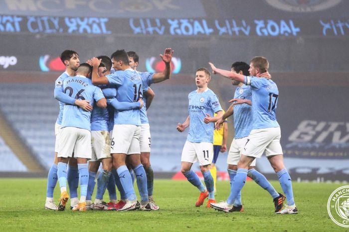 Manchester City bisa menjadi juara Liga Inggris saat Manchester United dan Liverpool saling bunuh dalam satu pertandingan.