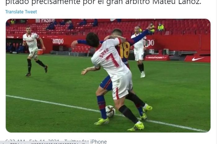 Pelanggaran Suso terhadap Jordi Alba yang tidak dihukum penalti oleh wasit dalam pertandingan Sevilla melawan Barcelona di semifinal Copa del Rey.