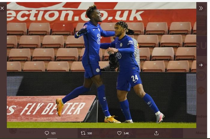 Tammy Abraham (kiri) dan Reece James (kanan) merayakan gol kemenangan Chelsea atas Barnsley, Jumat (12/2/2021) dini hari WIB.