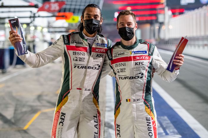 Pembalap Indonesia, Sean Gelael (kiri) dan Stoffel Vandoorne (Belgia) berpose setelah menjadi runner-up balapan Le Mans Series, Dubai, Sabtu (13/2/2021).