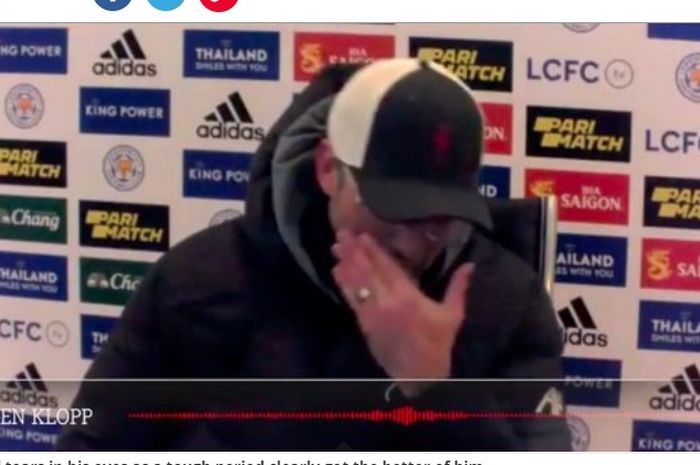 Juergen Klopp menangis setelah pertandingan melawan Leicester City, Sabtu (13/2/2021) malam WIB.