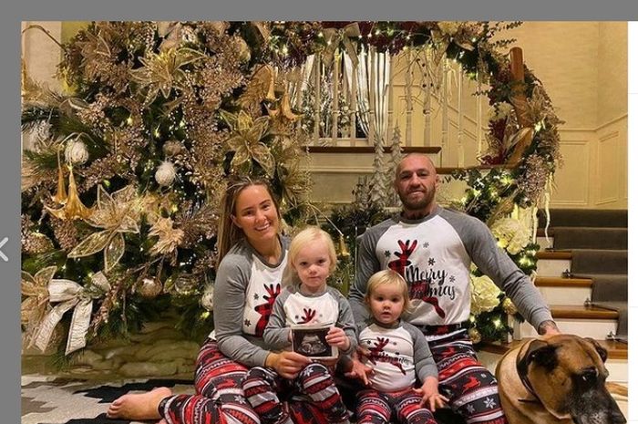 Conor McGregor bersama keluarganya pada hari Natal