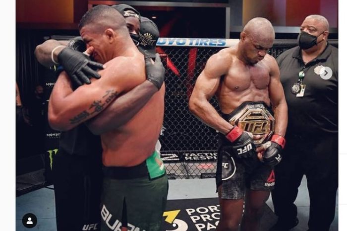 Gilbert Burns menangis dan memeluk tim Kamaru Usman usai dirinya kalah di laga UFC 258 (14/2/2021).