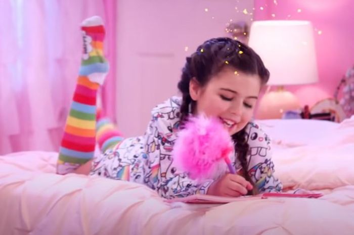 Lirik Lagu Dan Terjemahan Girl In The Mirror Sophia Grace Ft Silento I Wake Up Every Day Sonora Id