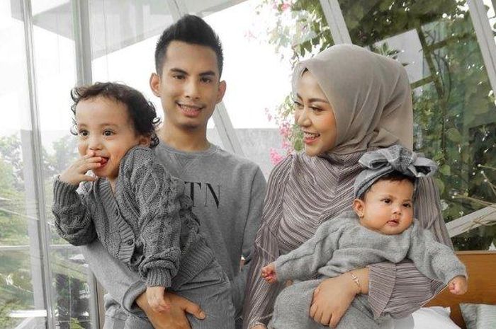 Rela Nikah Muda Hingga Pindah Agama Demi Menikah Dengan ...