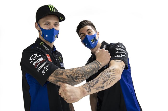 Fabio Quartararo (kiri) dan Maverick Vinales berpose dalam peluncuran tim Monster Energy Yamaha untuk MotoGP 2021.