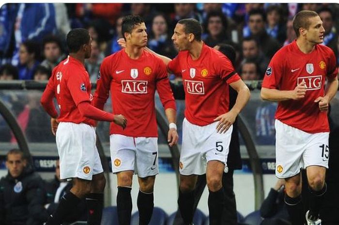 Cristiano Ronaldo (7) mencetak gol indah Manchester United ke gawang Porto dalam laga Liga Champions 2008-2009.
