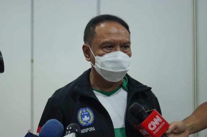 Menpora, Zainudin Amali, menjawab pertanyaan wartawan usai acara Silaturahmi Menpora RI dengan Stakeholders Sepakbola Indonesia di Gedung Kemenpora, Jakarta, Kamis (18/2/2021).