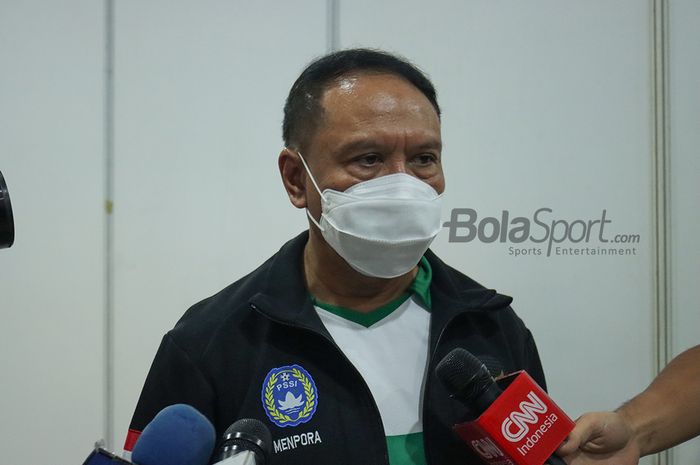 Menpora, Zainudin Amali, menjawab pertanyaan wartawan usai acara Silaturahmi Menpora RI dengan Stakeholders Sepakbola Indonesia di Gedung Kemenpora, Jakarta, Kamis (18/2/2021).