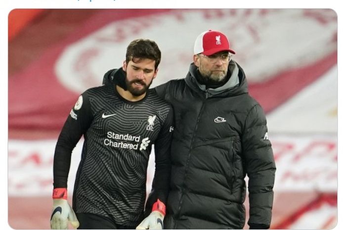 Kiper Liverpool, Alisson Becker (kiri) saat dirangkul oleh pelatih The Reds, Juergen Klopp.