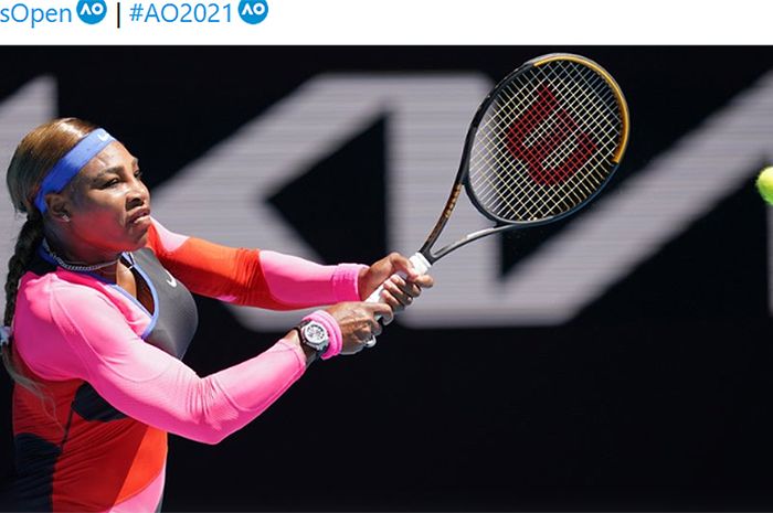 Aksi petenis asal Amerika Serikat, Serena Williams, ketika menghadapi Naomi Osaka (Jepang) pada semifinal Australian Open 2021 di  Rod Laver Arena, Melbourne, 18 Februari 2021.