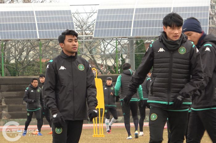 Pemain muda Indonesia, Asnawi Mangkualam telah tiba di Pula Jeju untuk menyusul rekan-rekannya di Ansan Greeners melakukan pemusatan latihan pada Kamis (18/2/2021) sore waktu setempat.