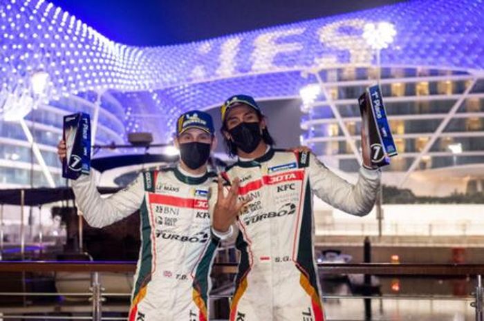 Pembalap Indonesia, Sean Gelael (kanan) dan Tom Blomqvist (Inggris) berpose setelah menang pada balapan Asian Le Mans Series seri ketiga yang berlangsung di Sirkuit Yas Marina Abu Dhabi, Jumat (19/2/2021) malam.