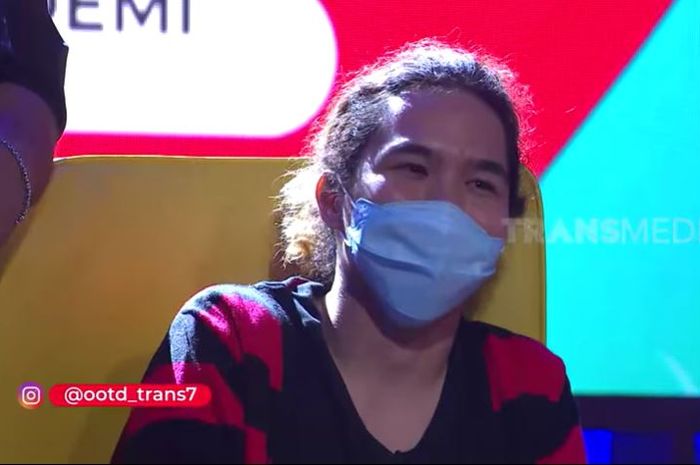 Dul Jaelani saat bercerita bahwa sering mendekati banyak cewek hanya untuk inspirasi lagunya. 