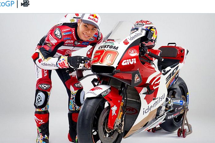 Takaaki Nakagami berpose dengan livery tim LCR Honda Idemitsu untuk MotoGP 2021.