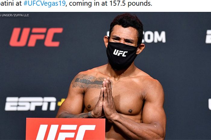 Petarung UFC, Rafael Alvez, gagal mencapai batas berat badan di kelas bulu pada sesi timbang badan jelang UFC Vegas 19 di Las Vegas, Amerika Serikat, 19 Februari 2021. 