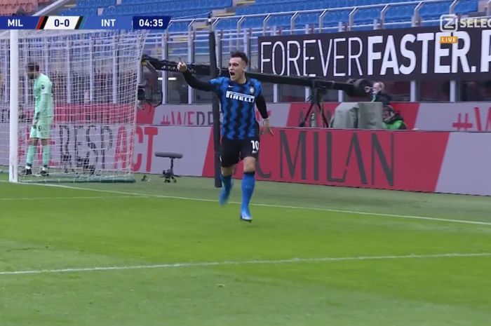 Lautaro Martnez membawa Inter Milan unggul 1-0 atas AC Milan di babak pertama dalam laga Derby della Madonnina lewat sebuah tandukan menghujam gawang.