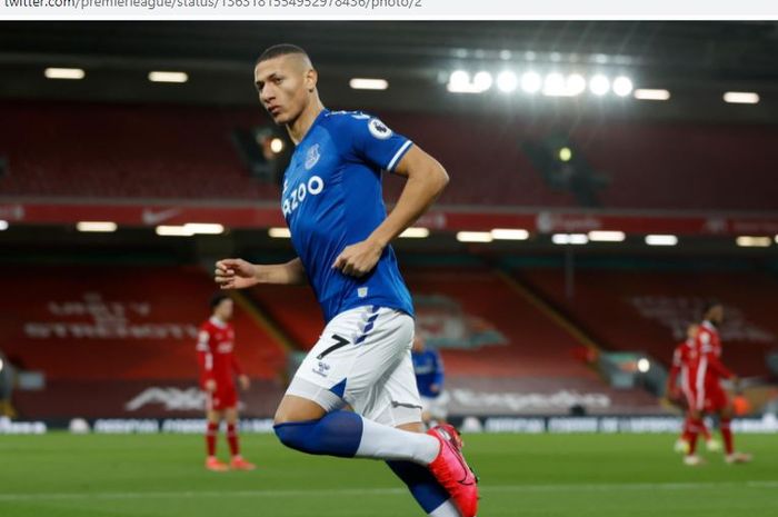 Striker Everton, Richarlison, merayakan gol yang dicetak ke gawang Liverpool dalam laga Liga Inggris di Stadion Anfield, Sabtu (20/2/2021).