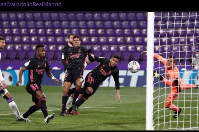 Gelandang Real Madrid, Casemiro, mencetak gol pertama timnya lewat sundulan dalam laga kontra Real Valladolid di Liga Spanyol