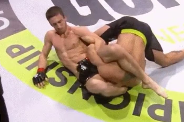 Momen pertarungan Mateus Santos vs Alexander Volodin yang diwarnai kuncian aneh dalam ajang tarung MMA Open Fight Championship 2 (21/2/2021)