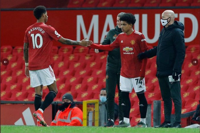 Debut Shola Shoretire (17) bersama tim senior Manchester United mendapat sambutan hangat dari Marcus Rashford.  