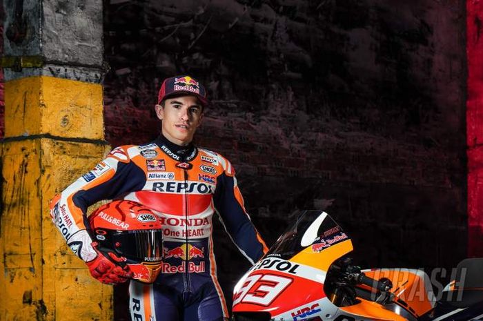 Pembalap Repsol Honda, Marc Marquez, berpose dengan motor RC213V seri tahun 2021 pada acara peluncuran tim secara online, Senin (22/2/2020).