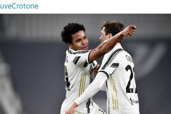 Gelandang Juventus, Weston McKennie, merayakan golnya bersama Federico Chiesa dalam laga Liga Italia melawan Crotone di Stadion Allianz, Senin (22/2/2021).