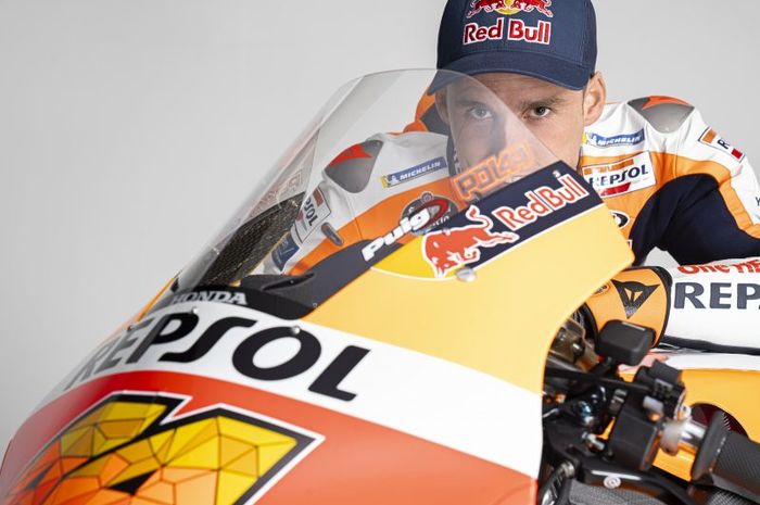Pembalap Repsol Honda, Pol Espargaro, berpose dalam sesi pemotretan untuk peluncuran tim menjelang MotoGP 2021.