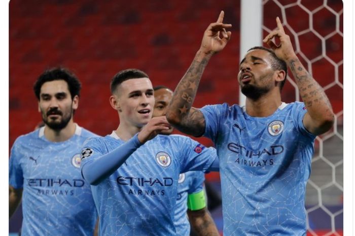 Pemain Manchester City merayakan gol yang dicetak Gabriel Jesus ke gawang Borussia Moenchengladbach dalam laga leg pertama babak 16 besar Liga Champions 2020-2021.