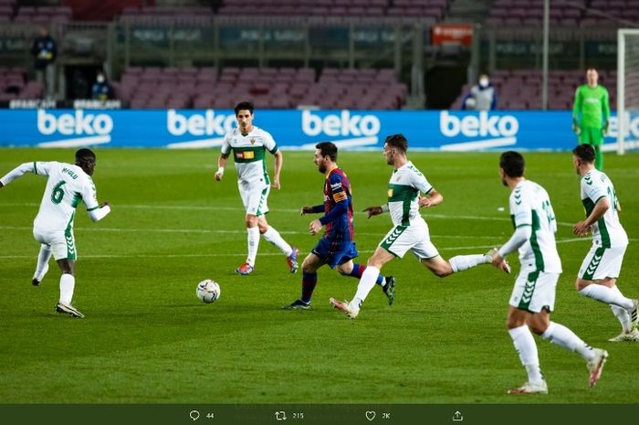 Megabintang Barcelona, Lionel Messi, dalam laga kontra Elche pada Rabu (24/2/2021).