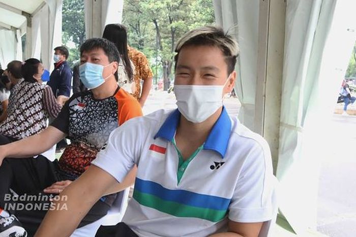 Ganda putra Indonesia, Marcus Fernaldi Gideon, menerima vaksin Covid-19 dosis pertama di Istora Senayan, Jakarta, pada Jumat (26/2/2021) pagi WIB.