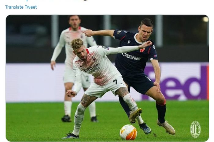 AC Milan dan Crvena Zvezda masih berimbang 1-1 saat turun minum meski I Rossoneri sempat unggul berkat gol penalti Franck Kessie.