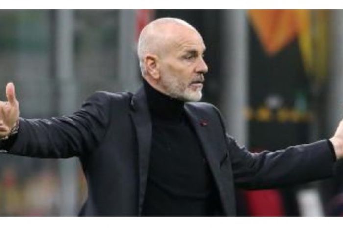  Pelatih AC Milan, Stefano Pioli.