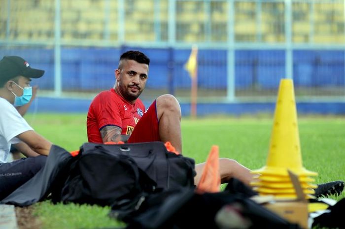 Eks Arema FC Caio Ruan menepi karena ada masalah dengan otot pahanya.   