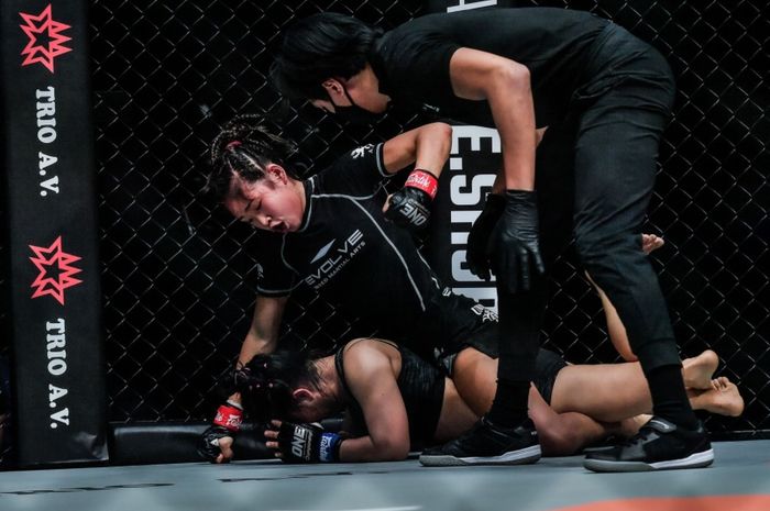 Victoria Lee mengalahkan Sunika Srisen di ONE Championship: Fists of Fury, Jumat (26/2/2021) di Singapura.