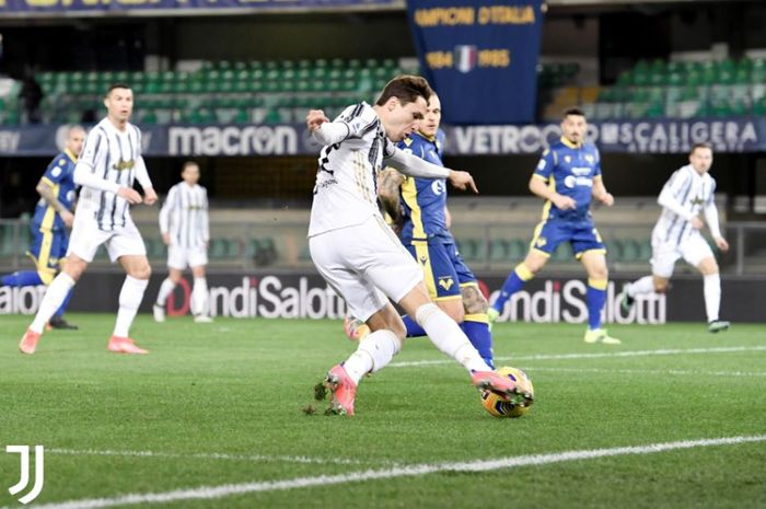 Cristiano Ronaldo menggocek si gelandang buangan, Stefano Sturaro, sementara Juventus masih terdiam di babak pertama melawan Hellas Verona.