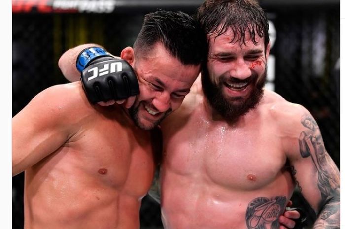 Pedro Munhoz merangkul Jimmie Rivera setelah laga rematch UFC Vegas 20 (28/2/2021) Berakhir