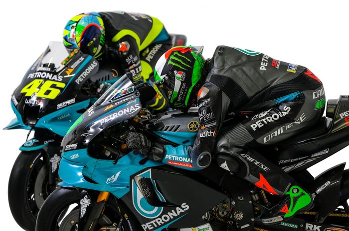 Pembalap Petronas Yamaha SRT, Valentino Rossi dan Franco Morbidelli, sedang menunggangi motor mereka dalam peluncuran tim, Senin (1/3/2021).